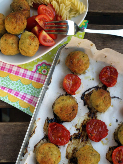 polpette di pollo con pesto e pomodorinipn
