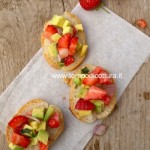 bruschetta fragole cipolla e avocado
