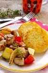 tortine di riso croccanti con verdure e carne grigliate