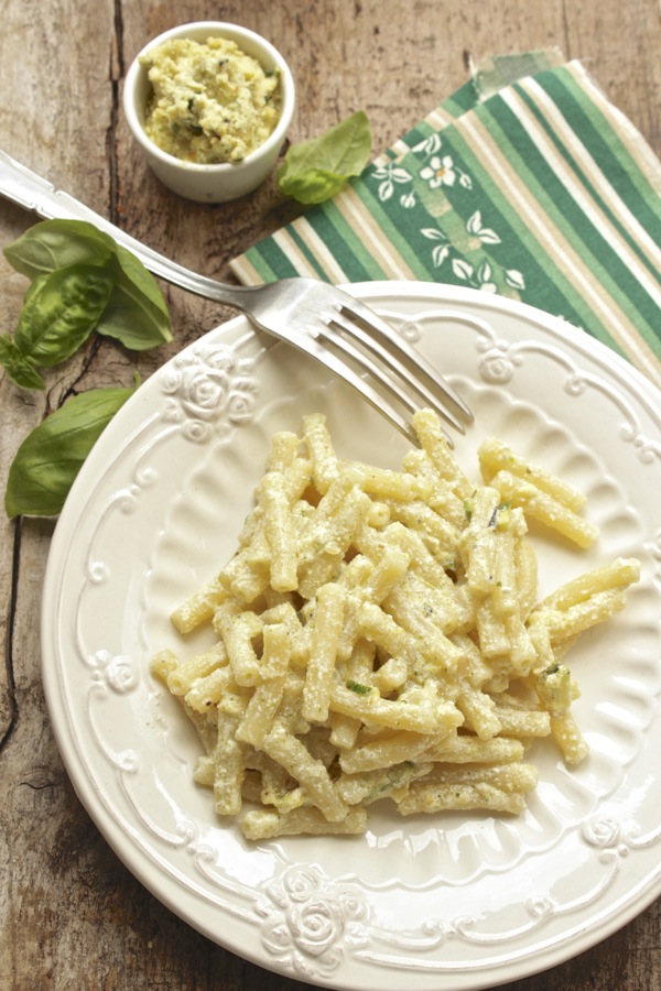 Crema di ricotta salata al pesto e zucchine un condi ...